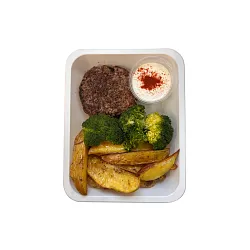 Beef burger s pečenými zemiakmi, chilli dresing