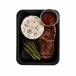 Hovädzí steak z roštenky s ryžou a grilovanou špargĺou